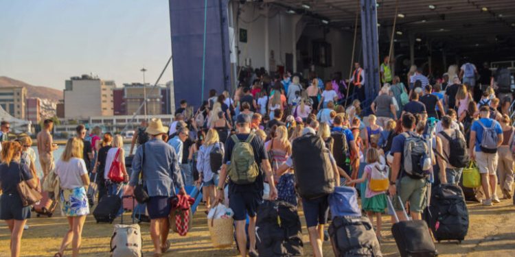 Εγκαταλείπουν την Αθήνα με κάθε μέσο οι εκδρομείς του Πάσχα – Γεμάτα αναχωρούν πλοία και ΚΤΕΛ