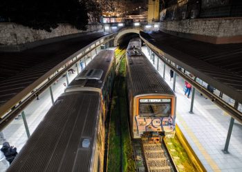 Στιγμιότυπο από τον σταθμό του ΗΣΑΠ στο Μοναστηράκι. (ΓΙΩΡΓΟΣ ΚΟΝΤΑΡΙΝΗΣ/EUROKINISSI)