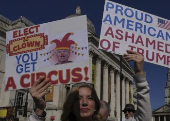 ΗΠΑ: Χιλιάδες Αμερικανοί διαδηλώνουν κατά των πολιτικών του Τραμπ και του Μασκ