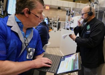 Ο διαπραγματευτής δικαιωμάτων προαίρεσης Στίβεν Ροντρίγκεζ (δεξιά) σκίζει σελίδες από το σημειωματάριό του καθώς ο συνάδελφός του, Εντ Νέιγκελ, παρακολουθεί, στο χρηματιστήριο της Νέας Υόρκης, Παρασκευή 11 Απριλίου 2025. (Φωτογραφία: AP/Richard Drew)