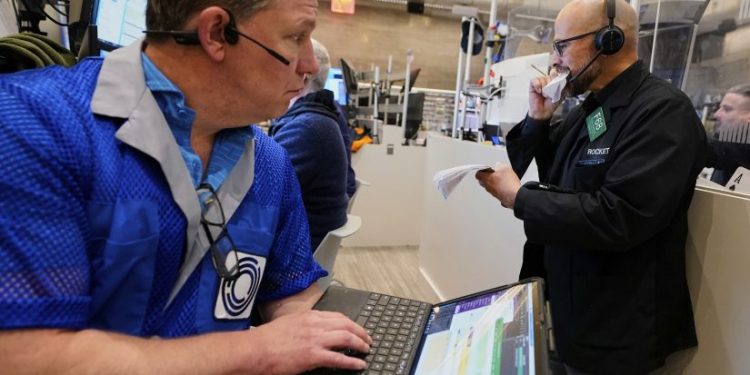 Ο διαπραγματευτής δικαιωμάτων προαίρεσης Στίβεν Ροντρίγκεζ (δεξιά) σκίζει σελίδες από το σημειωματάριό του καθώς ο συνάδελφός του, Εντ Νέιγκελ, παρακολουθεί, στο χρηματιστήριο της Νέας Υόρκης, Παρασκευή 11 Απριλίου 2025. (Φωτογραφία: AP/Richard Drew)