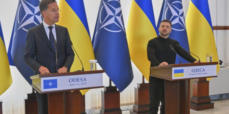 Αιφνιδιαστική επίσκεψη Μ. Ρούτε στην Οδησσό μαζί με τον Β. Ζελένσκι – «Ακλόνητη η υποστήριξη του ΝΑΤΟ προς την Ουκρανία»