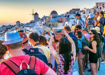 Ξεκινά η τουριστική σεζόν με 80.000 κενές θέσεις εργασίας