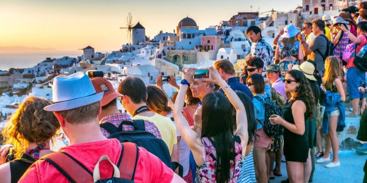 Ξεκινά η τουριστική σεζόν με 80.000 κενές θέσεις εργασίας