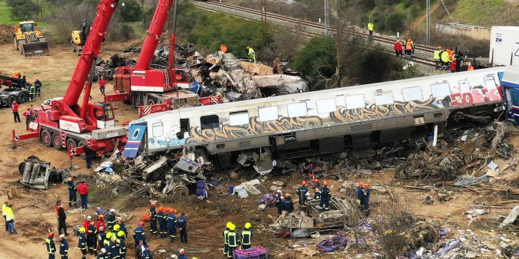 Δικογραφία για τα Τέμπη με αναφορές σε Καραμανλή – Σπίρτζη έφτασε στη Βουλή – Νέα πολιτική κόντρα