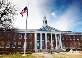 Η κυβέρνηση Τραμπ θα επανεξετάσει τη χρηματοδότηση δισεκατομμυρίων στο Χάρβαρντ – Το κατηγορεί για αντισημιτισμό