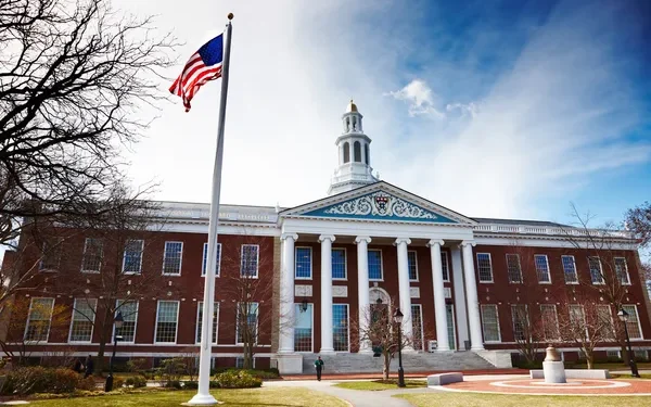 Η κυβέρνηση Τραμπ θα επανεξετάσει τη χρηματοδότηση δισεκατομμυρίων στο Χάρβαρντ – Το κατηγορεί για αντισημιτισμό