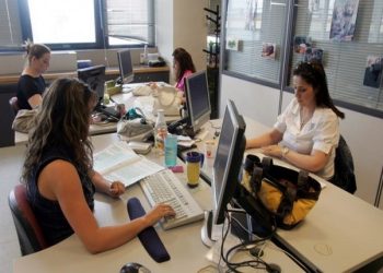 Ποιοι χάνουν και ποιοι κερδίζουν με την αύξηση του μισθού στα 880 ευρώ