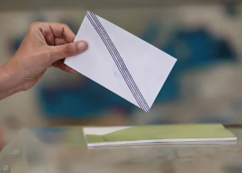 Τα μηνύματα των δημοσκοπήσεων: Επαναπατρίζει δυνάμεις η ΝΔ, παγιώνεται δεύτερη η Πλεύση, «χαστούκι» για το ΠΑΣΟΚ