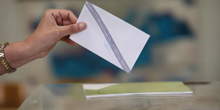 Τα μηνύματα των δημοσκοπήσεων: Επαναπατρίζει δυνάμεις η ΝΔ, παγιώνεται δεύτερη η Πλεύση, «χαστούκι» για το ΠΑΣΟΚ