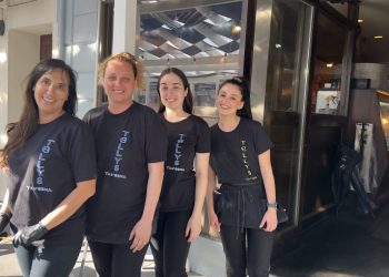 Η Νταϊάνα Λοϊζέλ και το προσωπικό του «Telly's Taverna» ετοιμάζονται να υποδεχθούν πάνω από 700 άτομα την Κυριακή του Πάσχα. ΦΩΤΟΓΡΑΦΙΑ:«ΕΘΝΙΚΟΣ ΚΗΡΥΞ»/ΧΡΙΣΤΟΔΟΥΛΟΣ ΑΘΑΝΑΣΑΤΟΣ