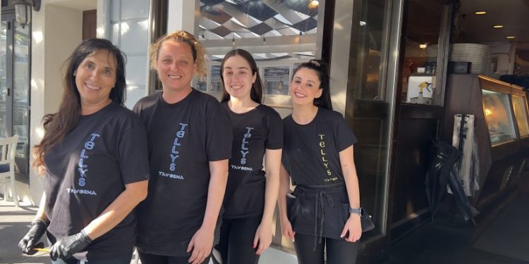 Η Νταϊάνα Λοϊζέλ και το προσωπικό του «Telly's Taverna» ετοιμάζονται να υποδεχθούν πάνω από 700 άτομα την Κυριακή του Πάσχα. ΦΩΤΟΓΡΑΦΙΑ:«ΕΘΝΙΚΟΣ ΚΗΡΥΞ»/ΧΡΙΣΤΟΔΟΥΛΟΣ ΑΘΑΝΑΣΑΤΟΣ