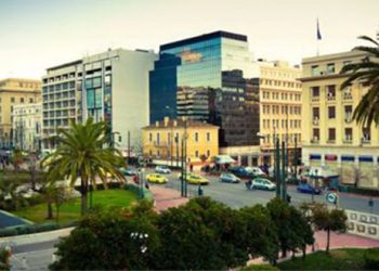 Περπατήστε στους δρόμους της Καλλιθέας, μιας ζωντανής γειτονιάς της Αθήνας γεμάτης ιστορία και πολυπολιτισμικές γεύσεις.