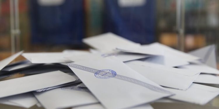 Δημοσκόπηση Public Issue: Σε λάθος κατεύθυνση όλα τα κόμματα που έχουν κυβερνήσει