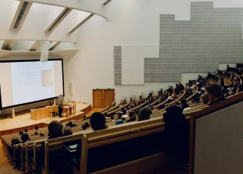 Σκάνδαλο σε ΑΕΙ: Καθηγητής χωρίς πτυχίο δίδασκε για 18 χρόνια λόγω συγγένειας