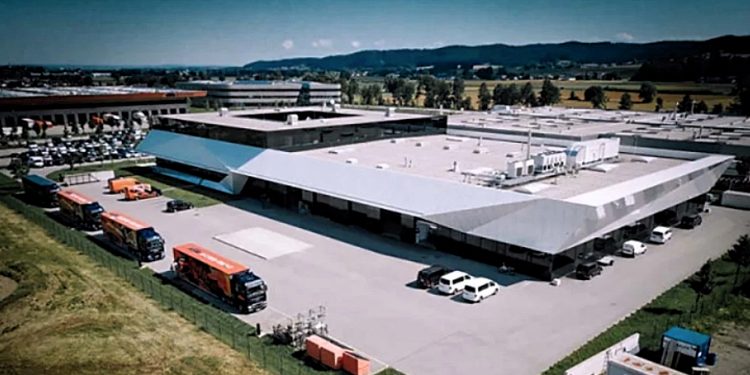 Στο χείλος του γκρεμού η KTM: Διακόπτει την παραγωγή εν μέσω πρωτοφανούς κρίσης χρέους