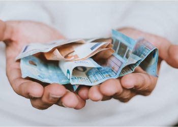 Πληρωμή Ελάχιστου Εγγυημένου Εισοδήματος: Πότε πιστώνονται τα χρήματα και ποιοι μένουν εκτός