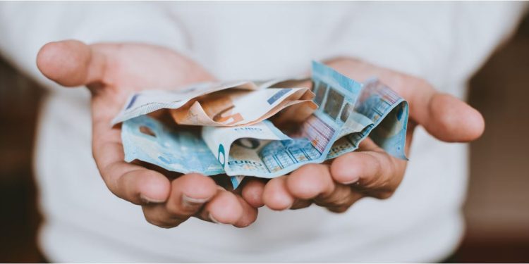 Πληρωμή Ελάχιστου Εγγυημένου Εισοδήματος: Πότε πιστώνονται τα χρήματα και ποιοι μένουν εκτός