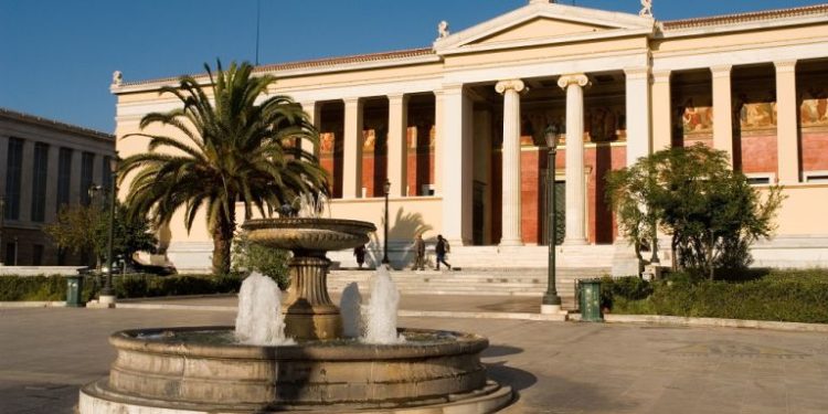 Διώξεις εκπαιδευτικών: 520 πανεπιστημιακοί υπογράφουν κατά του αυταρχισμού του υπ. Παιδείας – Μεταξύ τους ο Michael Apple