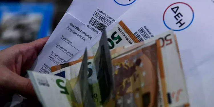 Χάος με τους λογαριασμούς ρεύματος: Καθυστερήσεις μετρήσεων από τον ΔΕΔΔΗΕ προκαλούν αναστάτωση