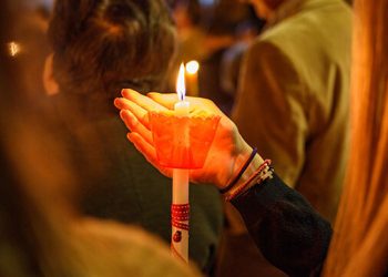 «Χριστός Ανέστη»: Η Ελλάδα έψαλλε το μήνυμα της νίκης της ζωής με κατάνυξη και εθνική ενότητα