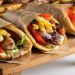 Taste Atlas: Κατρακύλησε στην 55η θέση το σουβλάκι στην φετινή «χρυσή» λίστα street food