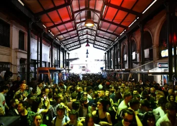 Η Αθήνα χορεύει στους ρυθμούς της ηλεκτρονικής μουσικής… μέσα στις στοές!