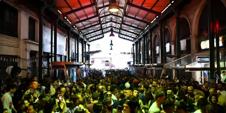 Η Αθήνα χορεύει στους ρυθμούς της ηλεκτρονικής μουσικής… μέσα στις στοές!