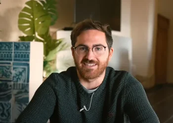 Youtuber μεταμόρφωσε το σώμα του χωρίς γυμναστήριο αλλάζοντας Ήπειρο