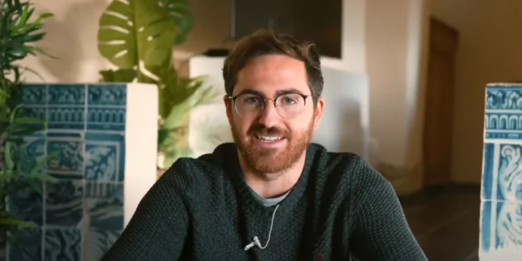 Youtuber μεταμόρφωσε το σώμα του χωρίς γυμναστήριο αλλάζοντας Ήπειρο