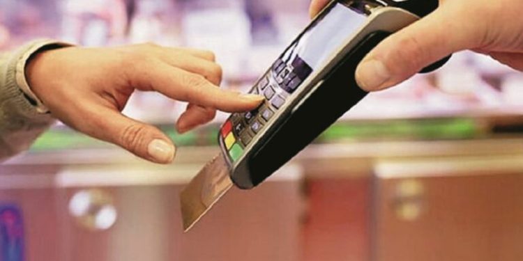 Ηλεκτρονικές πληρωμές: Αύξηση 22% το 2024, χάνουν έδαφος τα μετρητά