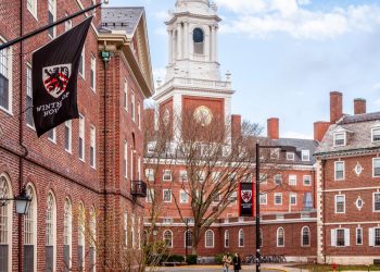 Ο Τραμπ αποκλείει το Χάρβαρντ από την εγγραφή ξένων φοιτητών