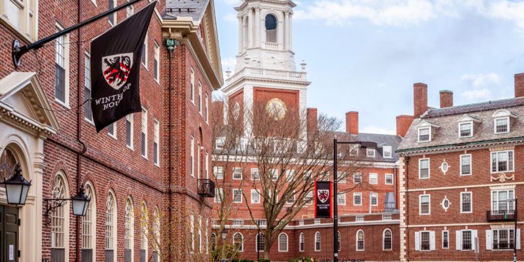 Ο Τραμπ αποκλείει το Χάρβαρντ από την εγγραφή ξένων φοιτητών