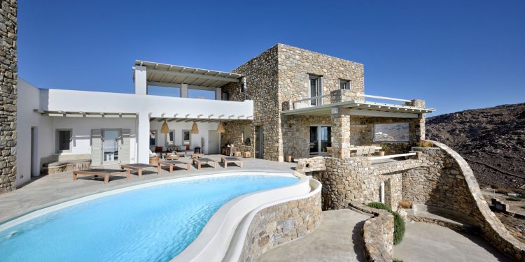 Ξένοι αγοραστές στρέφονται σε εξοχικές κατοικίες στην Ελλάδα – Σημαντική άνοδος επενδύσεων