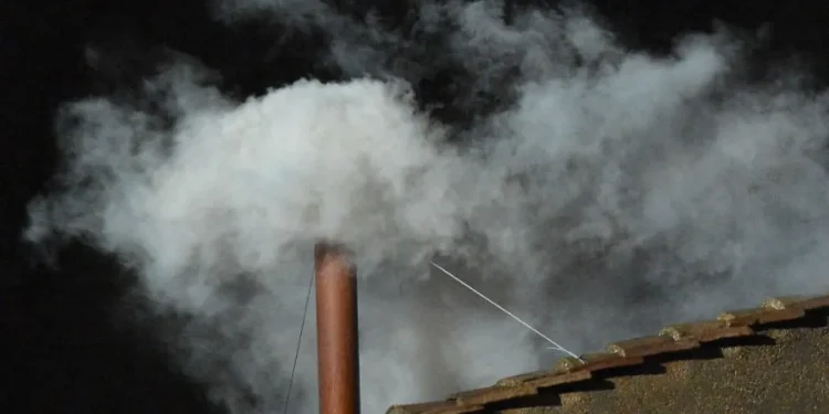 Βατικανό: Λευκός καπνός – Επιλέχθηκε νέος Πάπας