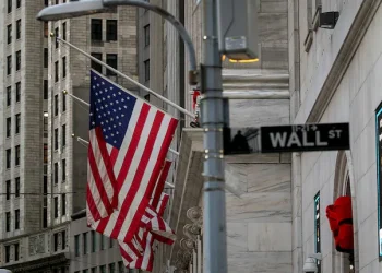 Πτώση στη Wall Street μετά τις νέες εμπορικές απειλές του Τραμπ – Στο στόχαστρο η Apple
