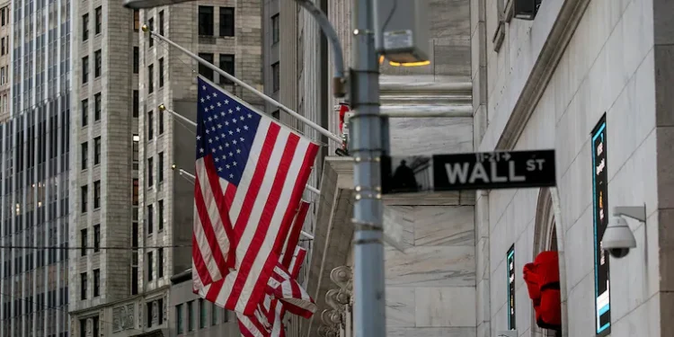 Πτώση στη Wall Street μετά τις νέες εμπορικές απειλές του Τραμπ – Στο στόχαστρο η Apple