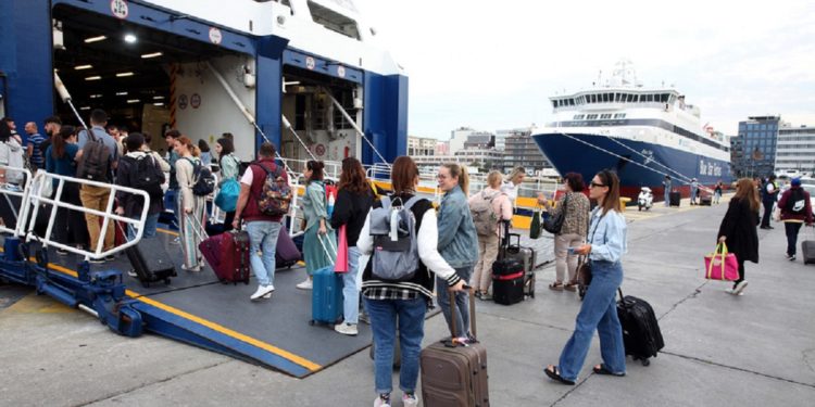 Σταθερές οι τιμές των ακτοπλοϊκών εισιτηρίων το φετινό καλοκαίρι — Τι αναμένουν οι τουριστικοί φορείς