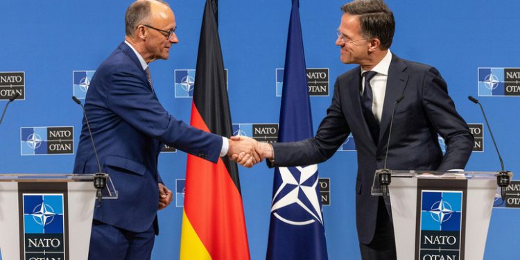 Aύξηση 5% στις αμυντικές δαπάνες του ΝΑΤΟ: Τα μηνύματα Ρούτε – Μερτς και οι επιπτώσεις για την Ελλάδα