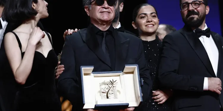 Χρυσός Φοίνικας στις Κάννες για τον Τζαφάρ Παναχί – Μυστικά γυρισμένη ταινία ενάντια στο ιρανικό καθεστώς