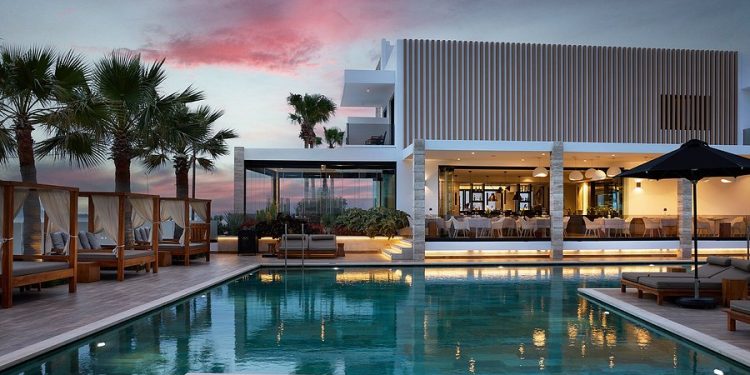 ICAP: Σταθερή η δυναμική της ελληνικής οικονομίας στον τουριστικό και τον κατασκευαστικό κλάδο