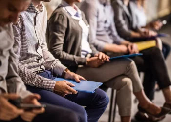 Ελλείψεις προσωπικού στην Ελλάδα: Τέσσερις στις δέκα επιχειρήσεις αντιμετωπίζουν σοβαρά κενά