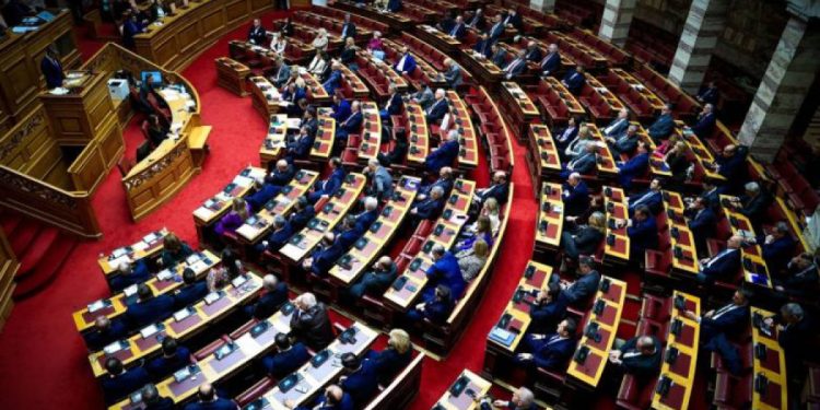 Τροπολογία για αλλοδαπές εταιρείες συγγενών πολιτικών: Αντιδράσεις και διευκρινίσεις