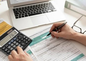 Φορολογικές δηλώσεις: Πάνω από 4 στους 10 πληρώνουν εφάπαξ τον φόρο τους