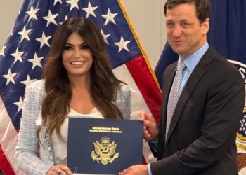 Έρχεται η Κίμπερλι Γκίλφοϊλ – Αποφοίτησε από τη Σχολή Πρέσβεων