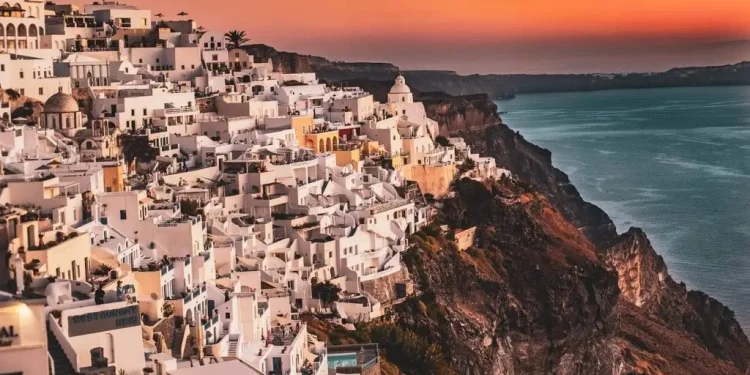 Τουρισμός 2025: Ποιες χώρες επιλέγουν τη Σαντορίνη ; Στατιστικά και προβλέψεις