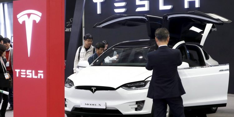 Tesla: Πτώση πωλήσεων και ηχηρές προκλήσεις για τον κολοσσό των EV
