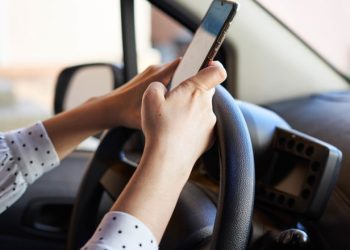 Ανατροπές στον ΚΟΚ: Πιο αυστηρές ποινές για κινητά, ταχύτητα και παραβάσεις σε σιδηροδρομικές διαβάσεις