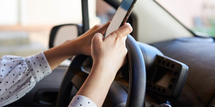 Ανατροπές στον ΚΟΚ: Πιο αυστηρές ποινές για κινητά, ταχύτητα και παραβάσεις σε σιδηροδρομικές διαβάσεις