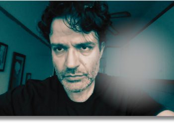 Χρήστος Θεοφιλάτος: «Η γραφή δεν είναι θεραπεία, είναι τρόπος να πεις την αλήθεια και να κλείσεις τον δαίμονα στο μπουκάλι»